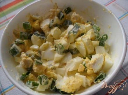 Салат из яиц и зеленого лука