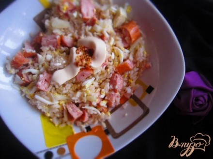 Салат с рисом, копчеными сосисками и маринованным луком