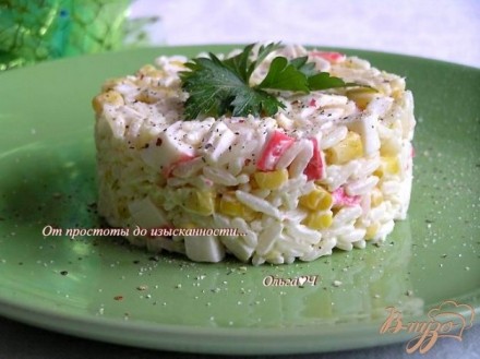 Рисовый салат с крабовыми палочками и кукурузой