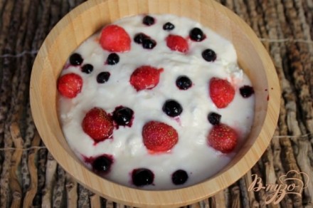 Натуральный йогурт на закваске и десерт на основе йогурта