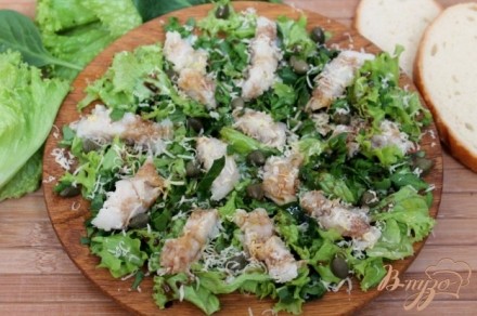 Рыбный салат с зеленью, сыром  и каперсами