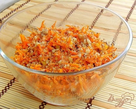 Морковный салат с орехами и чесноком