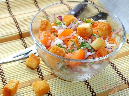 Рисовый салат с овощами и гренками