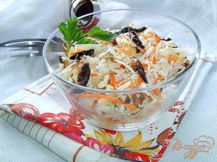 Овощной салат с рисом,черносливом и орехами
