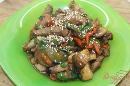Свинина тушенная по - китайски с овощами и кунжутом