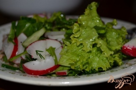 Салат из рукколы, редиса и листьев салата
