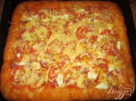 Пицца колбасой и сыром