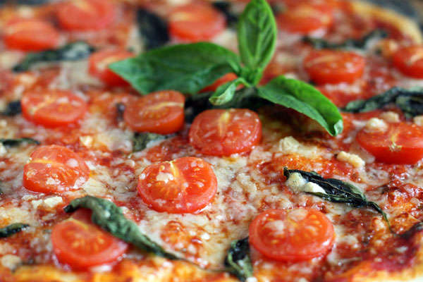 Пицца с помидорами черри и базиликом