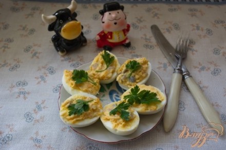 Фаршированные закусочные яйца с селедкой