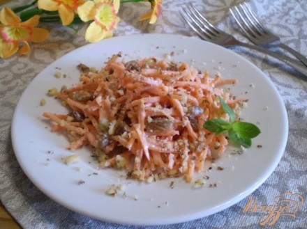 Сладкий морковный салат с изюмом и орехами