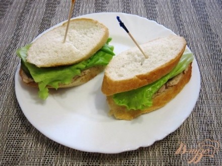 Сэндвич с тунцом и маринованными огурцами