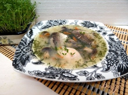 Суп с карасями, грибами и рисом.