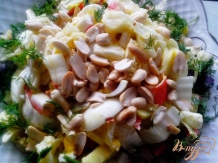 Лёгкий салат с крабовыми палочками и арахисом