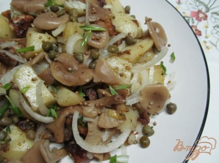 Теплый салат из картофеля грибов и каперсов