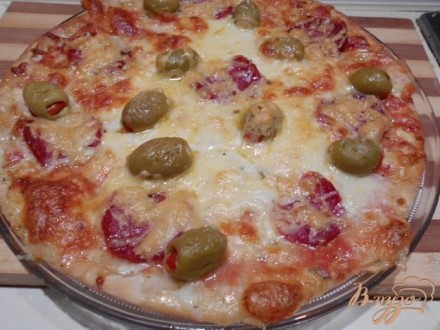Пицца с моцареллой и салями