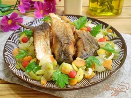 Жареная рыба с овощами