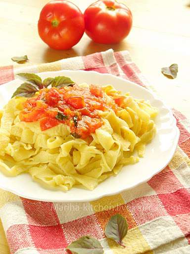 Домашняя паста с томатным соусом и базиликом