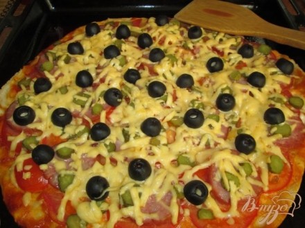 Пицца с маслинами и солеными огурчиками