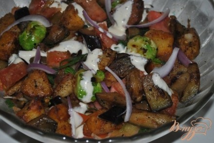 Теплый салат с картофелем и овощами