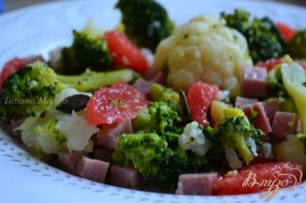 Теплый салат с брокколи и цветной капустой